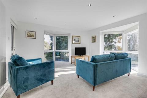 2 bedroom flat for sale, Twickenham Road, Teddington TW11