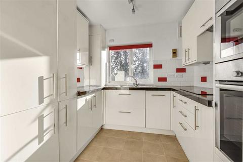 2 bedroom flat for sale, Twickenham Road, Teddington TW11