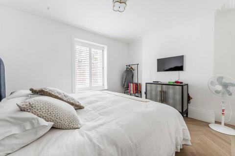 3 bedroom flat to rent, Drayton Gardens, Chelsea, London, SW10