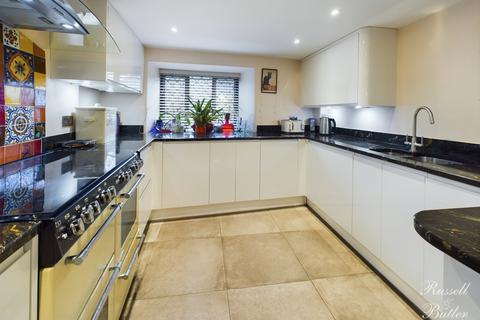 5 bedroom cottage for sale, West Street, Buckingham