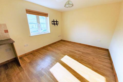 2 bedroom flat to rent, Chapel Park Gardens, Launceston, PL15