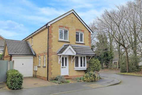 3 bedroom detached house to rent, Lorne Gardens, Woking GU21