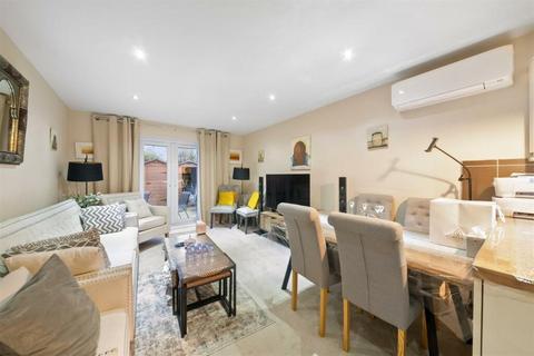 2 bedroom apartment for sale, Oakland Court, Cranford Lane, Hayes, UB3 5HD