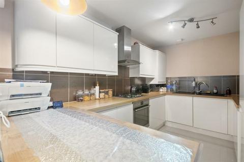 2 bedroom apartment for sale, Oakland Court, Cranford Lane, Hayes, UB3 5HD