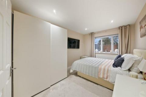 2 bedroom apartment for sale, Oakland Court, Cranford Lane, Hayes, UB3 5HD