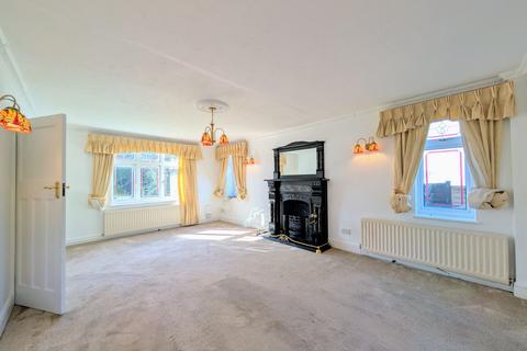 4 bedroom detached house to rent, London Road, Milton Keynes MK5