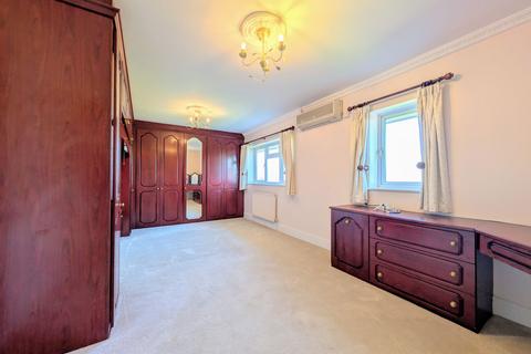 4 bedroom detached house to rent, London Road, Milton Keynes MK5