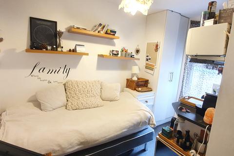 Studio to rent, Blythe Road, London W14