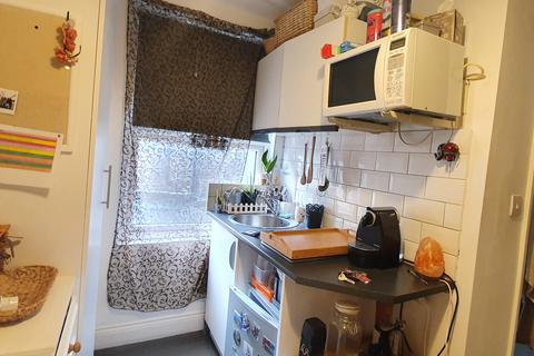 Studio to rent, Blythe Road, London W14