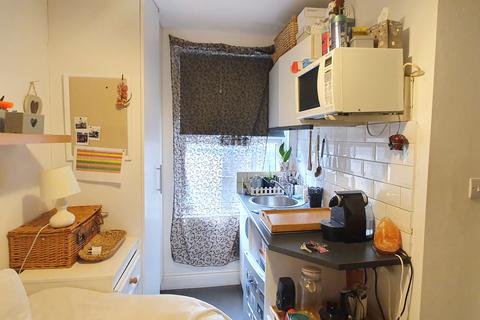 Studio to rent, Blythe Road, London W14