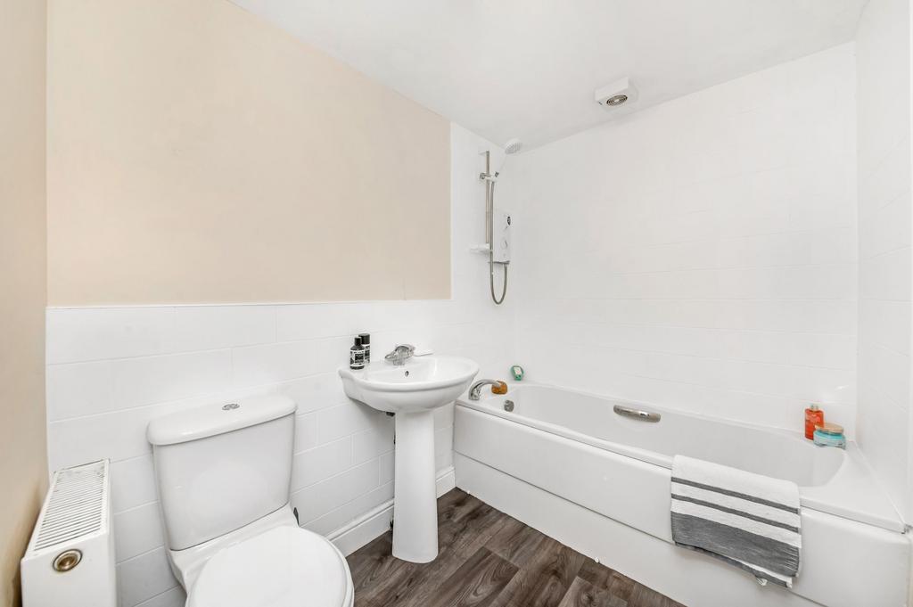Bedroom one en suite bathroom