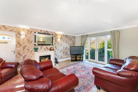 4 Blenheim Chase, Scissett, Huddersfield, HD8 9UA