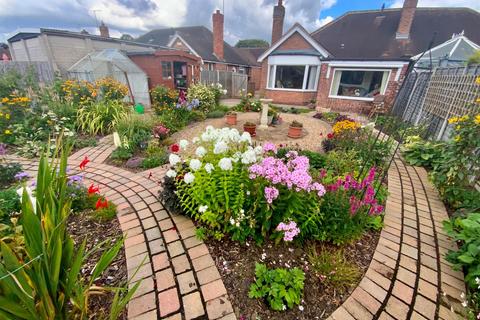 2 bedroom semi-detached bungalow for sale, Oakdene, Cottingham