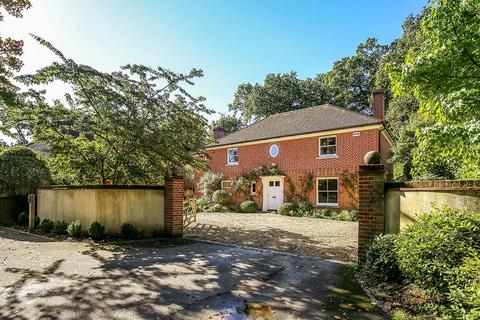 4 bedroom detached house for sale, Southampton Road, Alderbury, Salisbury, Wiltshire, SP5