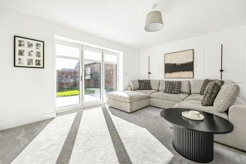 74 Camp Road, Upper Heyford, Bicester, OX25 5DP