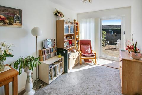 3 Balmoral, East Grinstead, RH19 4RJ