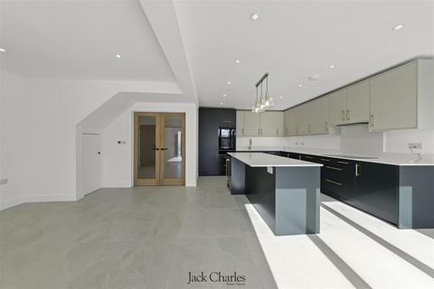 4 bedroom detached house for sale, Old Hadlow Road, Tonbridge