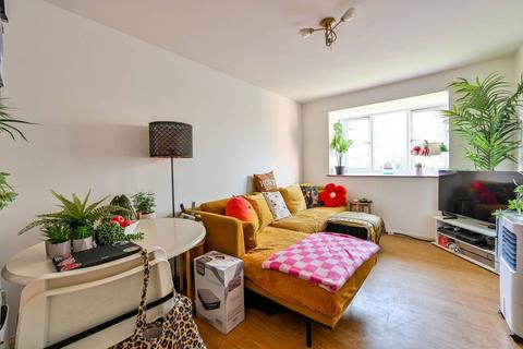 1 bedroom flat for sale, Percy Gardens, Worcester Park, KT4