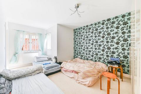 2 bedroom flat to rent, Grove Road, Sutton, SM1