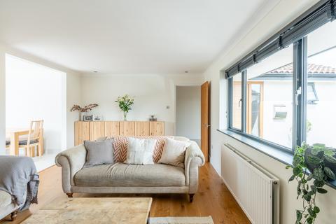 15 Jubilee Drive, Failand, Bristol, BS8 3XD