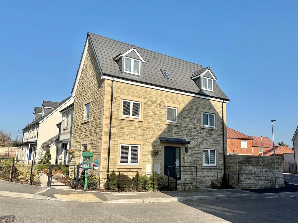 Roman Place, Westbury BA13 4 bed semi-detached house - £350,000