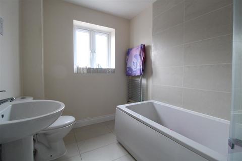 2 bedroom semi-detached house to rent, The Drift, Ipswich IP4