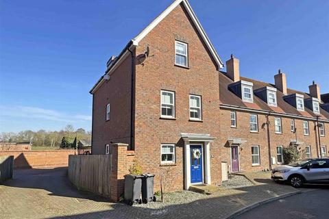 4 bedroom end of terrace house for sale, Peter Taylor Avenue, Braintree