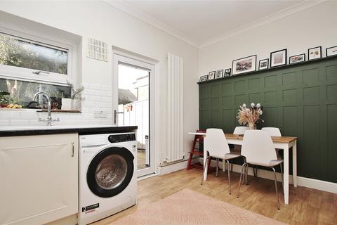 41 Raglan Road, Knaphill, Woking, GU21 2AR