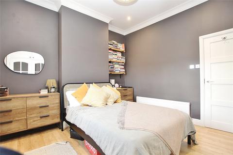 41 Raglan Road, Knaphill, Woking, GU21 2AR