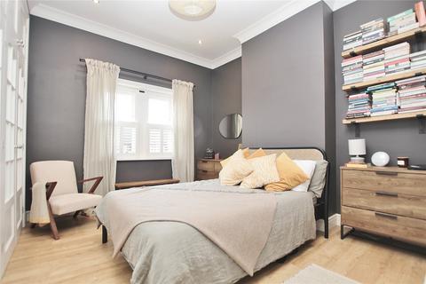 41 Raglan Road, Knaphill, Woking, GU21 2AR