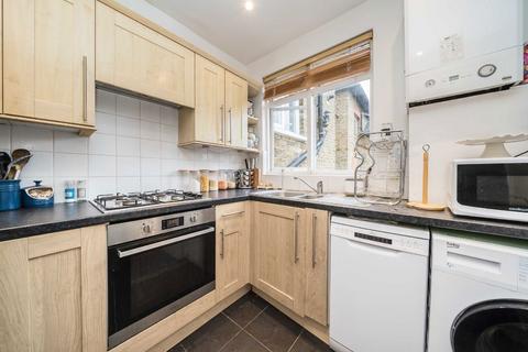 3 bedroom flat to rent, Culverden Road, London SW12