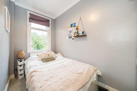 3 bedroom flat to rent, Culverden Road, London SW12