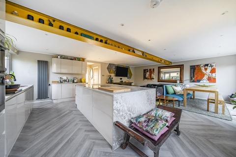 16 Evelyn Close, Woking, GU22 0DG
