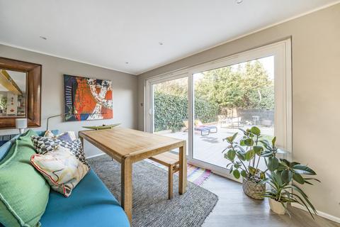 16 Evelyn Close, Woking, GU22 0DG