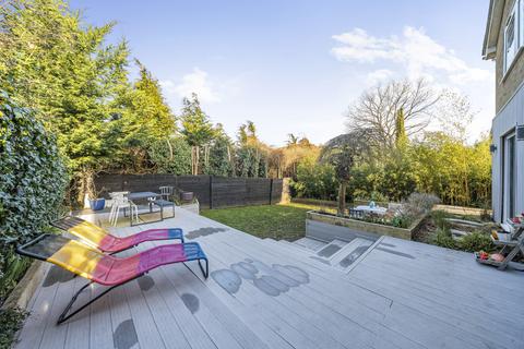 16 Evelyn Close, Woking, GU22 0DG