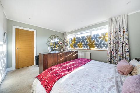 16 Evelyn Close, Woking, GU22 0DG