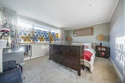 16 Evelyn Close, Woking, GU22 0DG
