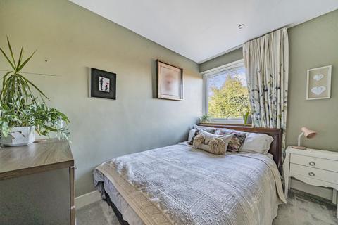 16 Evelyn Close, Woking, GU22 0DG