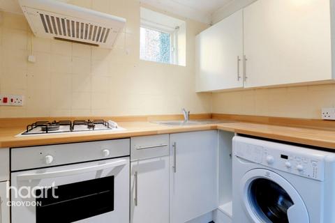 Studio to rent, Normanton Road, SOUTH CROYDON