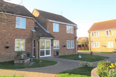 2 bedroom flat to rent, Chelmer Close, Frinton On Sea CO13