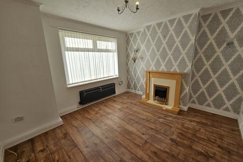 3 bedroom semi-detached house to rent, Greenfield Road, Hoyland