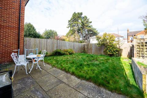 3 bedroom terraced house to rent, Woking, Woking, GU21