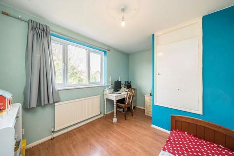 41 Stevens Close, Hampton, TW12 3YW
