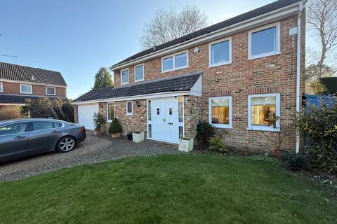 4 bedroom detached house to rent, Frobisher Close, Kenley