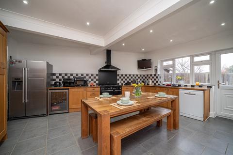 4 bedroom bungalow for sale, Manor Road, Caddington, LU1