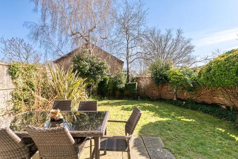 2 bedroom end of terrace house for sale, Mayfield Close, Hersham, Walton-On-Thames