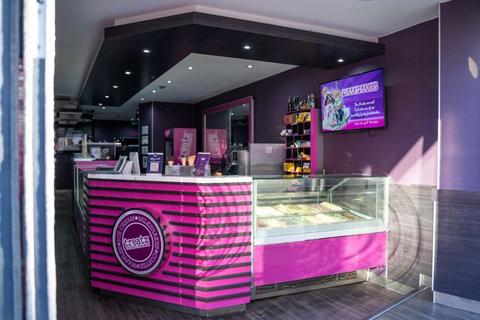 Terraced house for sale, Treatz Dessert Parlour Restaurant, LU1