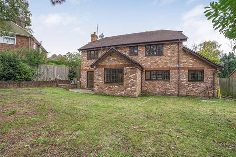 5 bedroom detached house to rent, Cranmer Close, Weybridge