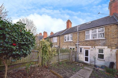 2 bedroom flat to rent, Derinton Road