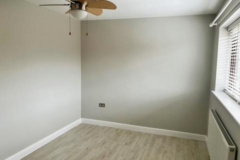 2 bedroom end of terrace house to rent, Kerris Close, Manchester, M22